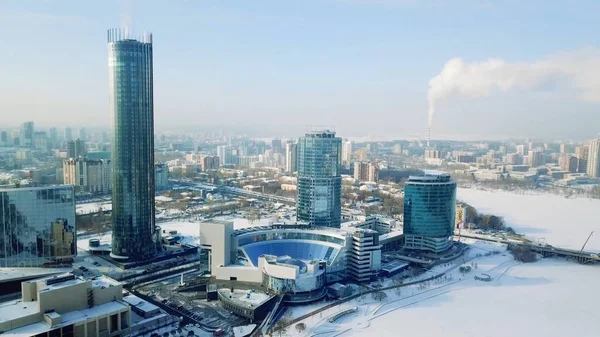 Bovenaanzicht van de moderne stad in de winter. Mooie zonnige dag in de grote stad met een wolkenkrabber in de winter — Stockfoto