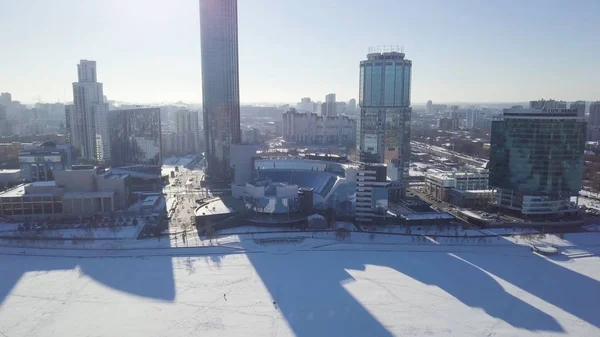 Blick von oben auf einen Wolkenkratzer und moderne Stadt im Winter. wunderschöner Wolkenkratzer in der Sonne — Stockfoto