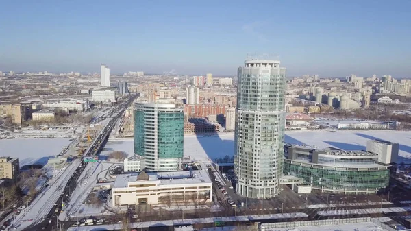 Stadsbilder, hög upphov kontorsbyggnader och skyskrapor i staden, vintern dagsljus, ovanifrån på vintern. Ovanifrån av moderna Vinterstaden — Stockfoto