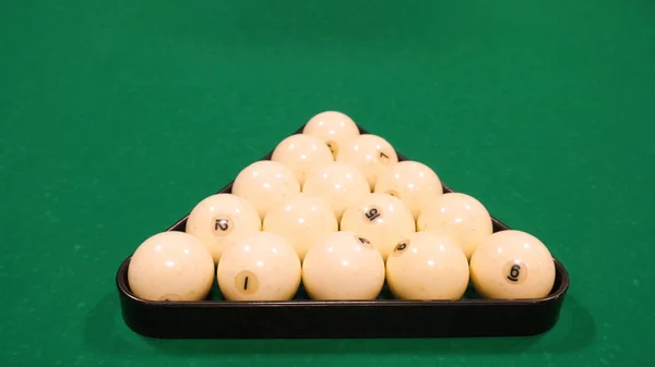 Bolas de billar en una pirámide de fondo de mesa de billar. Biiliard ruso juego —  Fotos de Stock