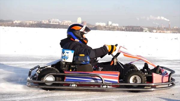 Corrida de kart no lago congelado. Carrinho de inverno. Montando um kart go no inverno — Fotografia de Stock
