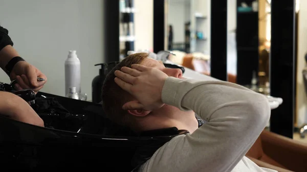 Peluquería para hombre y corte de pelo en una peluquería o peluquería —  Fotos de Stock