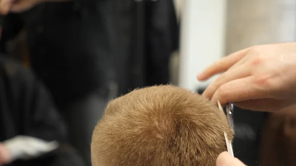 Joven en la peluquería Concepto de servicio de cuidado del cabello. Manos de hombre haciendo un corte de pelo para el hombre en la peluquería, de cerca —  Fotos de Stock