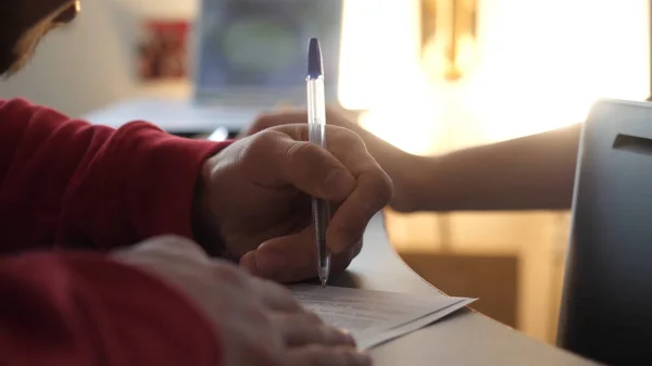 Primer plano de las manos masculinas con pluma sobre documento. El hombre firma el contrato de cerca — Foto de Stock