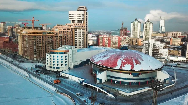 Stadtlandschaften, Bürohochhäuser und Wolkenkratzer in der Stadt, Winterlicht, Draufsicht im Winter. Blick auf die moderne Winterstadt — Stockfoto