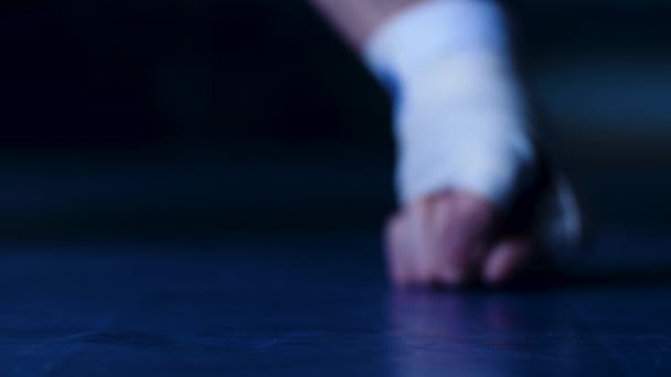 Pemain olahraga melakukan push up di tinjunya. Pukulan di perban di lantai, atlit mendorong up — Stok Video