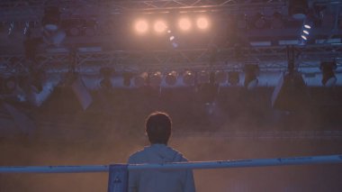 Çalışma Gaffer veya aydınlatma teknisyeni ve Spot arka plan geri görünümü. Aydınlatma teknisyeni, bir film sırasında ışık koyarak. Işık teknisyenleri bir konser sırasında patlayacağı işletim