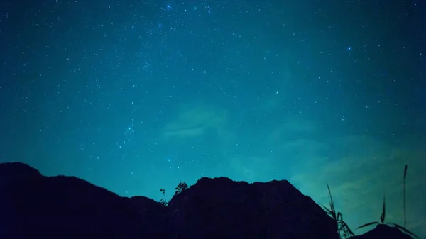 Timelapse - ποτάμια, mountain αστέρων, ζωδιακό φως και το γαλακτώδη τρόπο σε μια όμορφη μπλε νύχτα στη νέα ημέρα. Βίντεο. Πέτρα λίμνη με ουρανό νύχτας, πάροδο του χρόνου. Πέτρινο ποτάμι με έναστρο γαλαξία milky way — Φωτογραφία Αρχείου