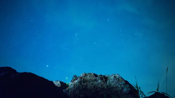 Timelapse - ποτάμια, mountain αστέρων, ζωδιακό φως και το γαλακτώδη τρόπο σε μια όμορφη μπλε νύχτα στη νέα ημέρα. Βίντεο. Πέτρα λίμνη με ουρανό νύχτας, πάροδο του χρόνου. Πέτρινο ποτάμι με έναστρο γαλαξία milky way — Φωτογραφία Αρχείου