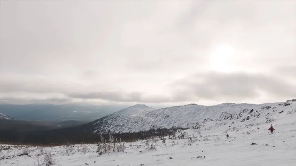 Clip time lapse. Colorato tramonto invernale sulle montagne dei Carpazi. Un video. Inizio inverno Montagne Neve Tramonto Nuvole Sci. loop eccellente per compositi natura . — Foto Stock