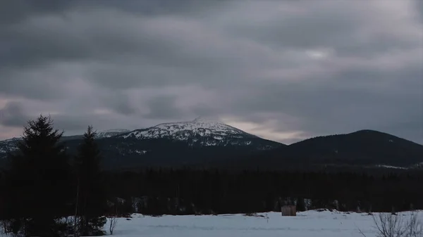 Tijd lapse clip. Zonsondergang in de kleurrijke winter in de Karpaten. Video. Vroeg begin Winter bergen sneeuw zonsondergang wolken skiën. Uitstekende lus voor natuur composieten. — Stockfoto