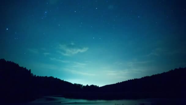 湖在晚上-timelapse。视频.夜空 timelapse 与奔跑的星星。在山上湖边的一棵松树林的剪影上, 看到了银河系的星星。下落的星 — 图库视频影像