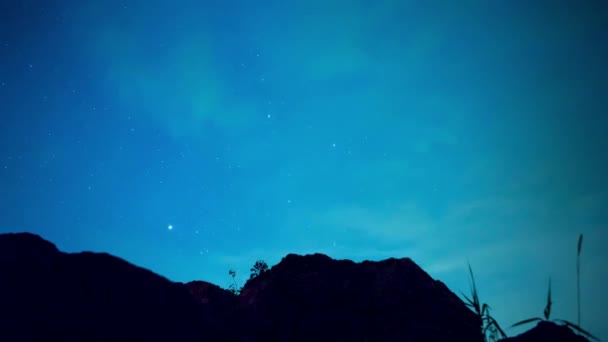 タイムラプス - 新しい日で美しい青い夜の天の川、黄道光山星川。ビデオ。時間の経過、夜空と石湖。星空天の川銀河石川 — ストック動画