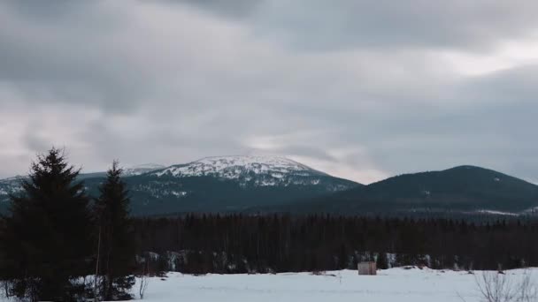 Clip time lapse. Colorato tramonto invernale sulle montagne dei Carpazi. Un video. Inizio inverno Montagne Neve Tramonto Nuvole Sci. loop eccellente per compositi natura . — Video Stock