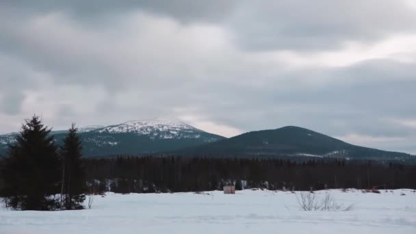 Time lapse klipp. Färgglada vinter solnedgång i Karpaterna. Video. Tidig tidig vinter berg snö solnedgång moln skidåkning. Utmärkt slinga för naturen kompositer. — Stockvideo