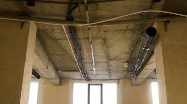 boş bir endüstriyel ambar iç, eski bira evi. Ambar eski pencereleri. Terkedilmiş depo. eski fabrika-iç