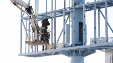 Duvardaki bir reklam afişi için çelik yapı. şantiye ve boş billboard ve mavi gökyüzü