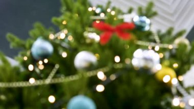 Pırıl pırıl ve peri arka plan bulanık, süslü Noel ağacına. Yeni yıl oyuncaklar Noel ağacına asılı. Klasik Noel ve yeni yıl hediyeleri ve yeni yıl ağacı iç Oda dekore edilmiş.