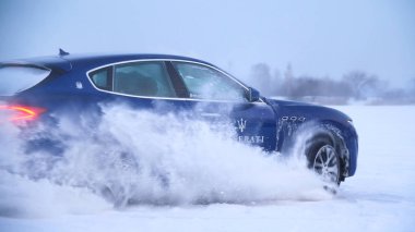 Buz üzerinde kaymak. Kar yağışı. Kışın karlı kara yolu