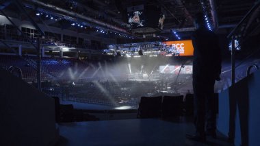 Arkadan Görünüm üzerinde güvenlik görevlisi resmi takım ayakta Konser Salonu'nda. Man - güvenlik görevlisi arkasından Tekdüzen görünümünde.