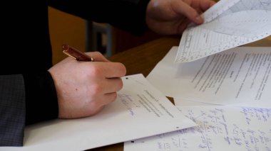 Ofiste belgelerle çalışma iş adamı. Genç işadamı kullanarak hesap makinesi içinde ofis yakın çekim