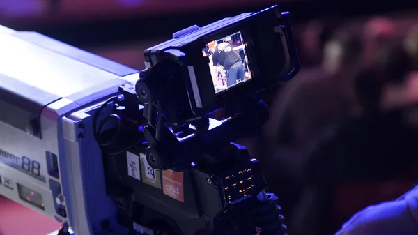 Câmera de TV em um concerto hal. Câmera de vídeo digital profissional. Transmissão de TV do evento da sala de concertos. Cobrindo um evento com uma câmera de vídeo — Fotografia de Stock