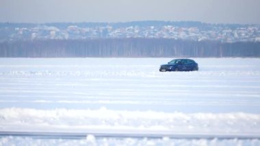 Karda Araba sürme. Kış araba karlı kumsalda izler. Bir yarış arabası bir karlı yolda araba. Kış araba yarışı güneş yansıması ile izlemek. Kışın yolda yarış