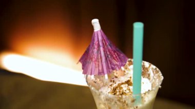 Buz ve yakın çikolata kontör ile krem Frappe kahve kırbaç. Yoğurtlu taze çilek. çikolatalı milkshake, çikolata sosu ve Mısır gevreği üstten görünüm üzerinde tepesinde yakın çekim