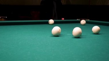 Farklı sayı, türü, çapı, renk ve desen bir bilardo masası, Bilardo masası veya Bilardo masası topları ile yeşil kumaş kaplı. Bilardo masası üzerinde toplar. Havuzun üzerinde beyaz bilardo topu