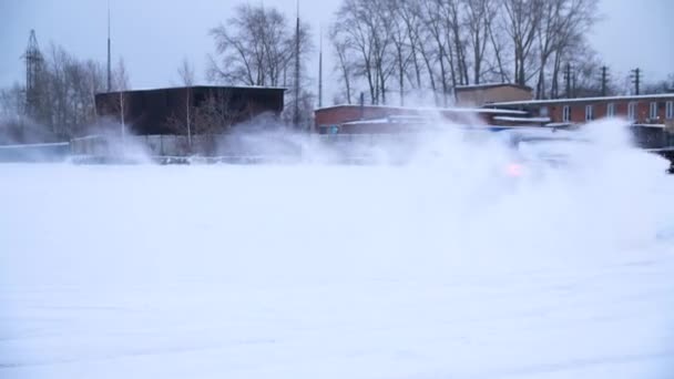 氷の線で滑ってる。雪の漂流。冬の雪国道 — ストック動画