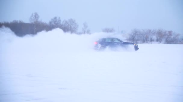 氷ラインにスライディング。吹き溜り。雪の中で運転します。冬の雪のレース トラックでレースのスポーツカー。雪道でのレース車を運転. — ストック動画