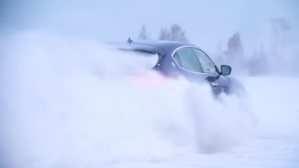 Rutschen auf einer Eislinie. Schneeverwehungen. Schneeglätte Landstraße im Winter — Stockvideo