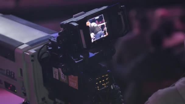 Caméra de télévision dans un concert hal. Caméra vidéo numérique professionnelle. Diffusion télévisée de l'événement depuis la salle de concert. Couvrir un événement avec une caméra vidéo — Video