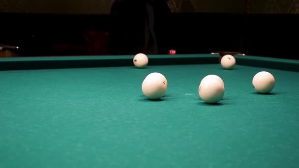Ballen van verschillende aantal, type, diameter, kleur en patroon op een biljarttafel, Biljart of pool tafel bedekt met groene doek. Ballen op een biljarttafel. Witte snooker bal op het zwembad — Stockvideo