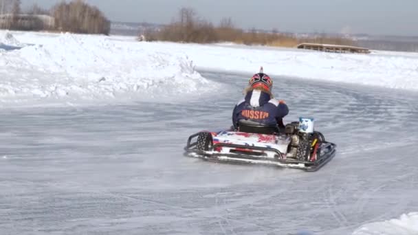 Competição de karting de inverno na pista de gelo. Carrinho de inverno. Corrida de karting em câmera lenta — Vídeo de Stock