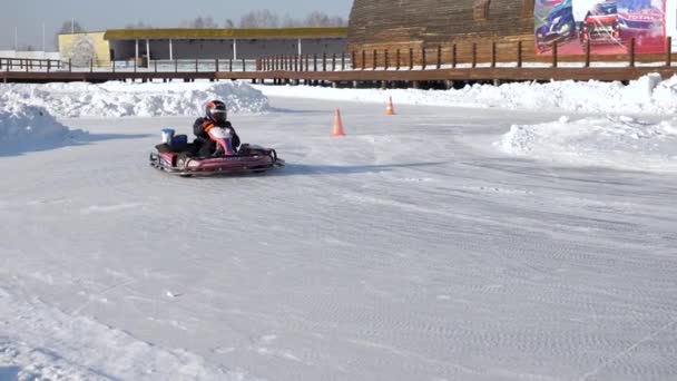 Inverno carting na pista de neve. Competição de karting de inverno na pista de gelo. Carrinho de inverno. Corrida de karting em câmera lenta — Vídeo de Stock