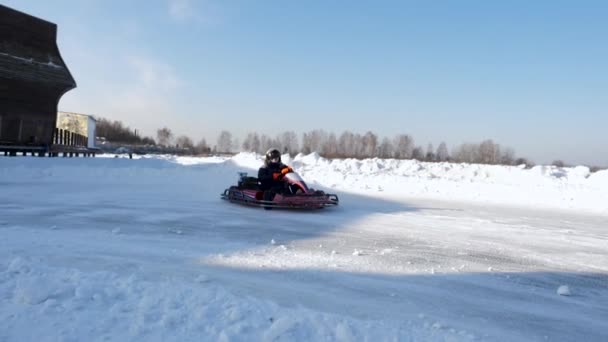 Chariot d'hiver. Karting de course au ralenti — Video
