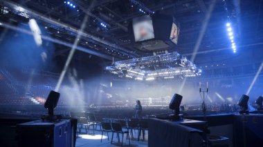 Strobe ışıklar farklı yayan kiriş tavan altında asılı renk. Spot dolgu ışıkları tavana monte