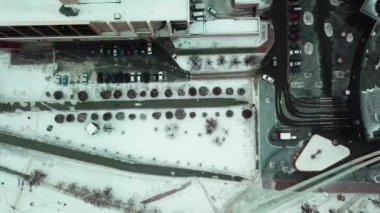 Yüksek düzeyde kar ve kar fırtına kış hava uyarı gün şehirde tahmin. Kışın Park City'de Trail Üstten Görünüm