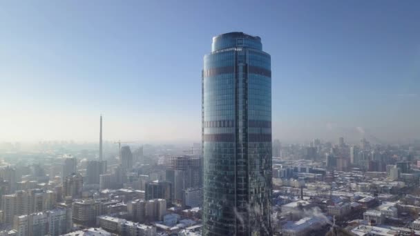 Ovanifrån av den moderna staden på vintern. Vacker solig dag i den stora staden med en skyskrapa på vintern — Stockvideo