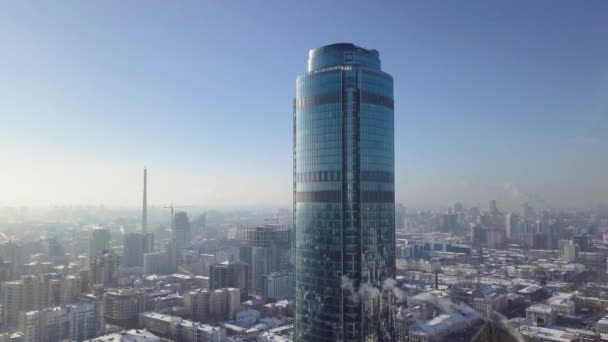 Vista superior de la ciudad moderna en invierno. Hermoso día soleado en la gran ciudad con un rascacielos en el invierno — Vídeos de Stock