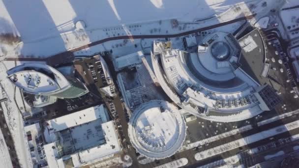 Stadsgezichten, hoge stijging kantoorgebouwen en wolkenkrabbers in de stad, winter daglicht, top uitzicht in de winter. Bovenaanzicht van de moderne winter stad — Stockvideo