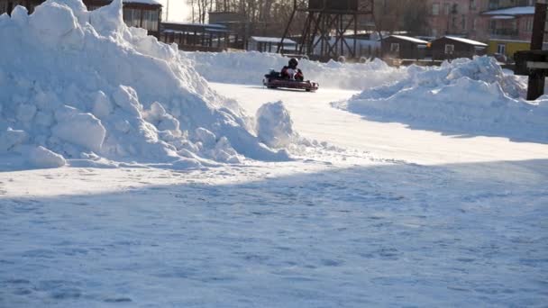 Corrida de kart no lago congelado. Carrinho de inverno. Montando um kart go no inverno — Vídeo de Stock