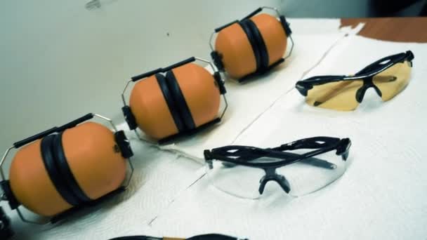 Gesundheit und Sicherheit mit Brille und Kopfhörer. Kopfhörer und Schutzbrille — Stockvideo