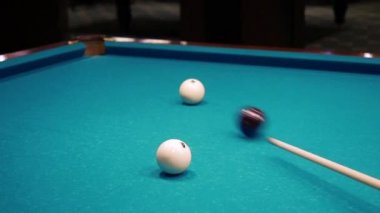 Bilardo. Birisi cue bilardo topuyla amaçlayan close-up. Bilardo oyunu