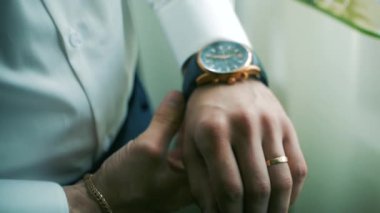 İşadamı el closeup tasarımcı varken. Küçük. El ile bir saat işadamı