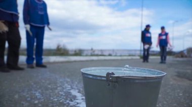 Mavi işçi açık şehir için çalışmaya hazır. Küçük. Bir işçi closeup. İşçiler mavi boya fırça daldırma