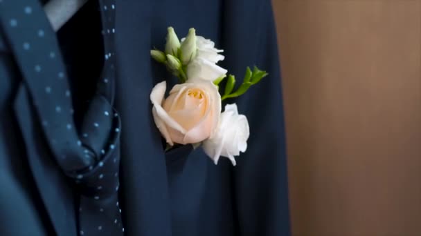 Boutonniere a vőlegény az esküvő napján a kabátja zsebében. Klip. A kabát zsebében Rose — Stock videók