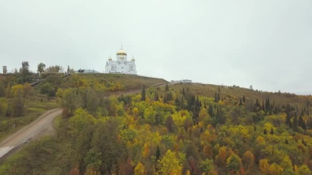 Vista aérea de la iglesia y el punto de referencia, cúpulas amarillas de oro en el exterior en la temporada de otoño. Clip. Vista superior de la iglesia en otoño — Vídeo de stock