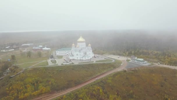 Вид с воздуха на церковь и достопримечательность, золотые желтые купола на открытом воздухе в осенний сезон. Клип. Вид сверху на церковь осенью — стоковое видео